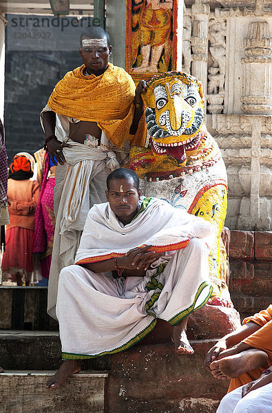 Hindu-Pilger in safranfarbenen und weißen Gewändern am Tor des Kapilash-Tempels (Chandrashekhar-Tempel)  Bezirk Dhenkanal  Odisha  Indien  Asien