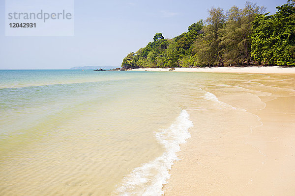 Weißer Sand und seichtes Meer  Tubkaak Beach  in der Nähe von Krabi Town  Krabi  Thailand  Südostasien  Asien