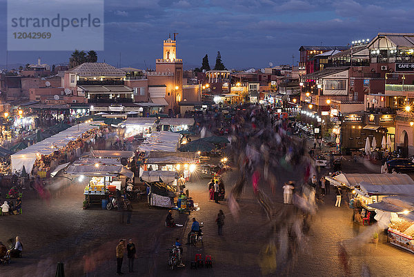 Blick über den Djemaa el Fna in der Abenddämmerung mit Essensständen und Menschenmassen  Marrakesch  Marokko  Nordafrika  Afrika