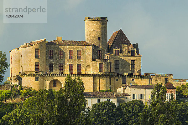 Schloss Chateau de Duras  ursprünglich eine Festung aus dem 12. Jahrhundert  aber im 18. Jahrhundert war es ein Rückzugsort  Duras  Lot-et-Garonne  Aquitanien  Frankreich  Europa