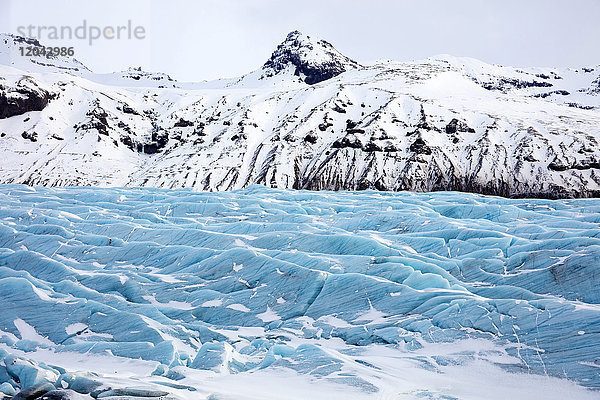 Blaues Gletschereis auf dem Svinafellsjokull  einer Zunge des riesigen Vatnajokull-Gletschers  bei Skaftafell  Südisland  Polarregionen