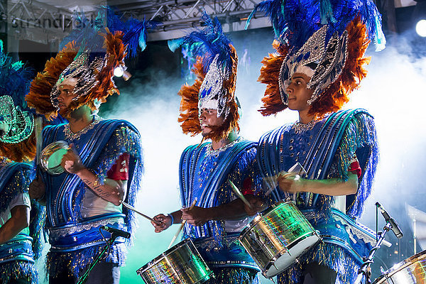 Brasilianische Sambaband beim internationalen Karneval auf den Seychellen in Victoria  Mahe  Republik Seychellen  Indischer Ozean  Afrika