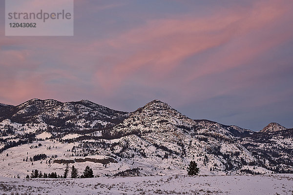 Rosa Wolken über schneebedeckten Hügeln bei Sonnenuntergang  Yellowstone-Nationalpark  UNESCO-Weltkulturerbe  Wyoming  Vereinigte Staaten von Amerika  Nordamerika