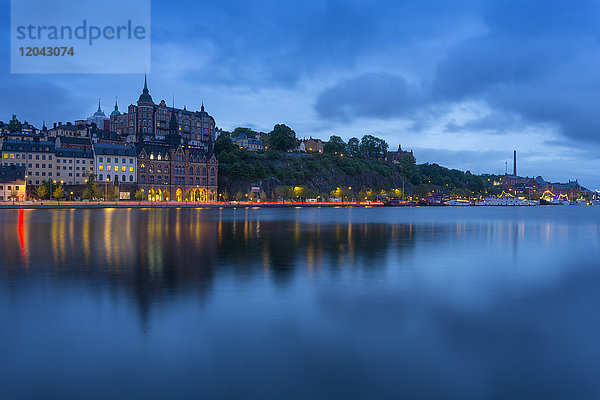 Skyline von Sodermalm in der Abenddämmerung Spiegelung im Wasser  Stockholm  Schweden  Skandinavien  Europa