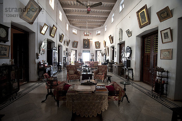 Wohnzimmer im alten Königspalast von Dhenkanal  seit Generationen unverändert  Dhenkanal  Odisha  Indien  Asien