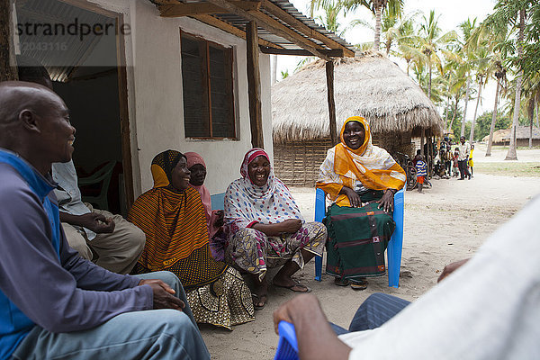 Eine Gruppe von Frauen  die an einem Treffen über ihr Dorf teilnehmen  Tansania  Ostafrika  Afrika
