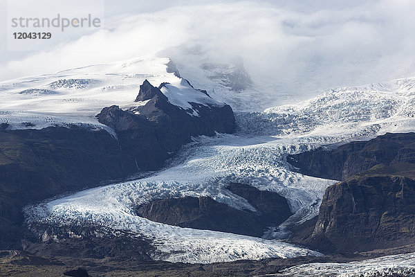 Zunge des Vatnajokull-Gletschers  die die Berge hinter der Lagune Fjallsarlon hinunterkriecht  Südisland  Polarregionen
