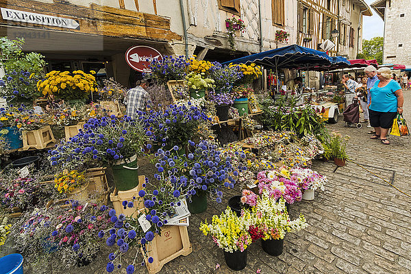 Blumenstand auf dem Place Gambetta an einem beliebten Markttag in dieser historischen Bastidenstadt im Südwesten  Eymet  Bergerac  Dordogne  Frankreich  Europa