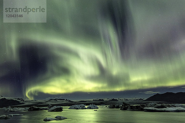 Aurora Borealis (Nordlicht) über der Jokulsarlon Gletscherlagune  Südisland  Polarregionen