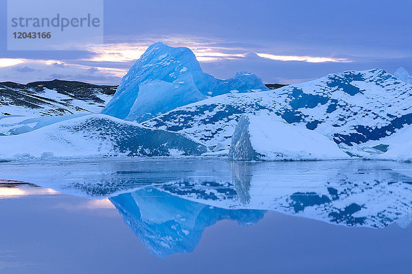 Eisberge im Schneegestöber  Winter  Sonnenuntergang  Jokulsarlon Gletscherlagune  Südisland  Polarregionen