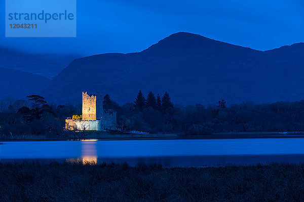 Ross Castle in der Abenddämmerung  Killarney National Park  Grafschaft Kerry  Munster  Republik Irland  Europa