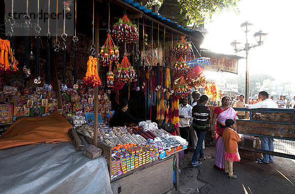 Stände vor dem Kali-Tempel  an denen hinduistische Fäden  Eheringe  Bilder von Göttern und Göttinnen sowie Souvenirs an Besucher verkauft werden  Kolkata (Kalkutta)  Westbengalen  Indien  Asien