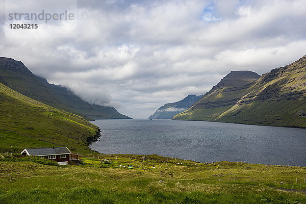 Riesiger Fjord zwischen Bordoy und Vidoy  Färöer Inseln  Dänemark  Europa