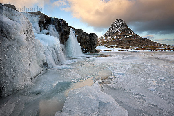 Kirkjufell (Kirchenberg) im Winter  mit gefrorenem Wasserfall  in der Nähe von Grundafjordur  Snaefellsnes-Halbinsel  Island  Polarregionen