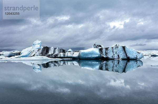 Eisberge und Spiegelungen in der Gletscherlagune Jokulsarlon  Südisland  Polarregionen