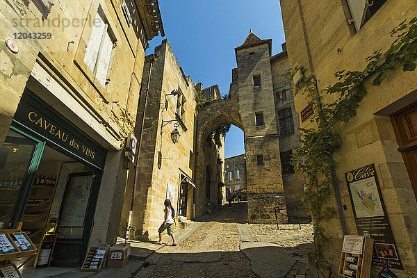 Höhlenweinläden in der Rue de la Cadene in der historischen Stadt und berühmten Rotweinregion Bordeaux  Saint Emilion  Gironde  Frankreich  Europa