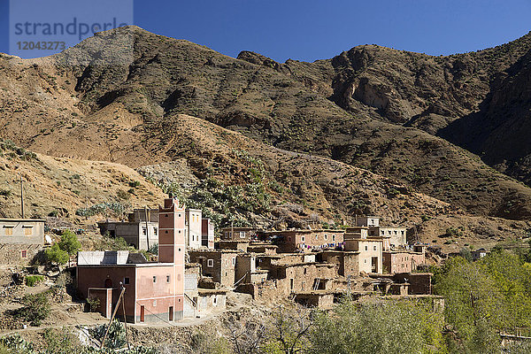 Traditionelles Dorf in den Ausläufern des Hohen Atlasgebirges  Marokko  Nordafrika  Afrika