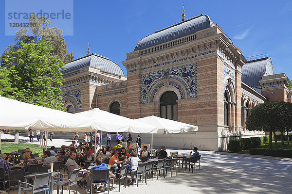 Café im Palacio de Velazques  Ausstellungsort des Reina Sofia Museums  Retiro Park  Parque del Buen Retiro  Madrid  Spanien  Europa