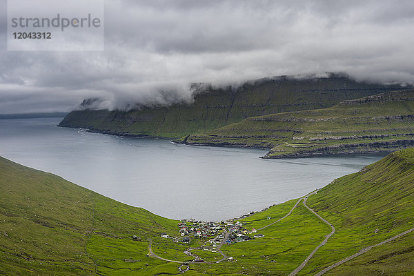 Kleines Dorf Funnigur in einem riesigen Fjord  Estuyroy  Färöer Inseln  Dänemark  Europa