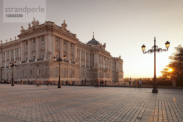 Königlicher Palast (Palacio Real) bei Sonnenuntergang  Madrid  Spanien  Europa