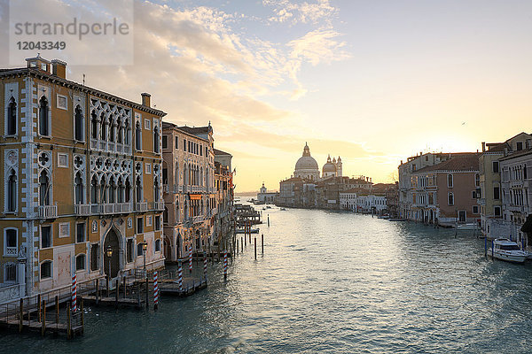 Blick entlang des Canal Grande in Richtung Santa Maria Della Salute von der Accademia-Brücke bei Sonnenaufgang  Venedig  UNESCO-Weltkulturerbe  Venetien  Italien  Europa