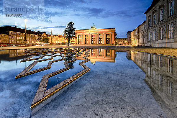 Thorvaldsens Museum spiegelt sich im Springbrunnen auf dem Bertel Thorvaldsen Platz bei Nacht  Kopenhagen  Dänemark  Europa