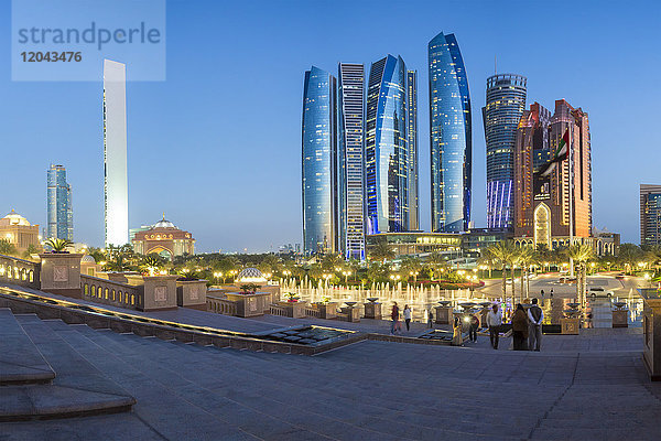 Etihad Towers mit Blick auf die Springbrunnen des Emirates Palace Hotels  Abu Dhabi  Vereinigte Arabische Emirate  Naher Osten