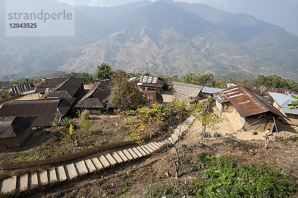 Kürzlich errichtete Betontreppe zur Erleichterung des Zugangs zwischen höher gelegenen und tiefer gelegenen Teilen des Dorfes an einem steilen Naga-Hang  Nagaland  Indien  Asien