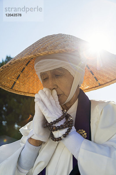 Japanischer weiblicher buddhistischer Mönch sammelt Almosen im Kiyomizudera-Tempel in Kyoto  Japan  Asien