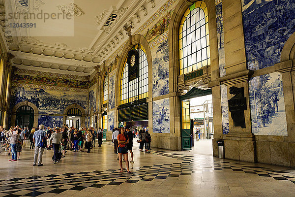 Kacheln (azulejos) in der Eingangshalle  Bahnhof Estacao de Sao Bento  Porto (Oporto)  Portugal  Europa