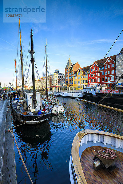 Boote im Christianshavn-Kanal mit typischen bunten Häusern im Hintergrund  Kopenhagen  Dänemark  Europa