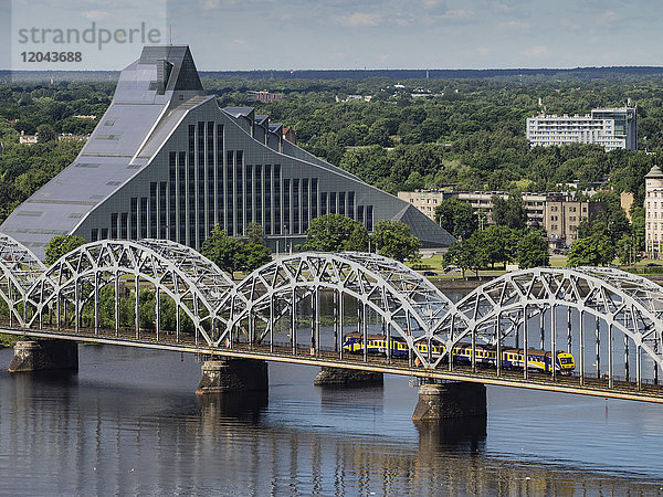Blick von der Spitze der Akademie der Wissenschaften der Nationalbibliothek und der Eisenbahnbrücke  Riga  Lettland  Baltikum  Europa