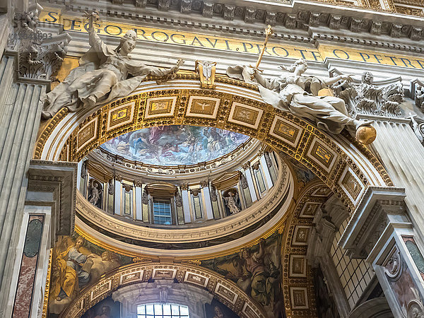 Innenraum  Petersdom  Vatikanstadt  Rom  Latium  Italien  Europa