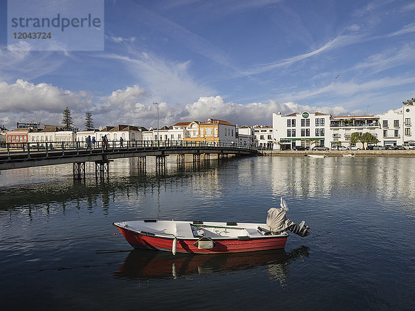 Boot und Fußgängerbrücke  Fluss Gilao  Tavira  Algarve  Portugal  Europa