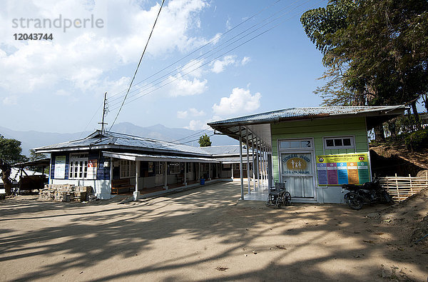 Kleines  neu erbautes  kommunales Krankenhaus für abgelegene Dörfer in den Naga-Bergen  Nagaland  Indien  Asien