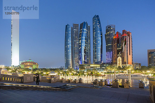 Etihad Towers mit Blick auf die Springbrunnen des Emirates Palace Hotels  Abu Dhabi  Vereinigte Arabische Emirate  Naher Osten