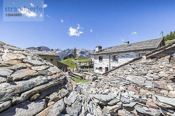 Berghütte und alte Steinhöhlen namens Crotto  Alp San Romerio  Brusio  Poschiavo-Tal  Kanton Graubünden  Schweiz  Europa