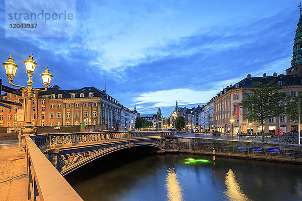 Hojbro-Brücke und Plads zwischen dem angrenzenden Amagertorv und dem Slotsholmen-Kanal bei Nacht  Kopenhagen  Dänemark  Europa