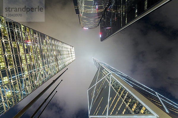 Niedriger Blickwinkel auf Wolkenkratzer in Central  Hongkong Island  Hongkong  China  Asien