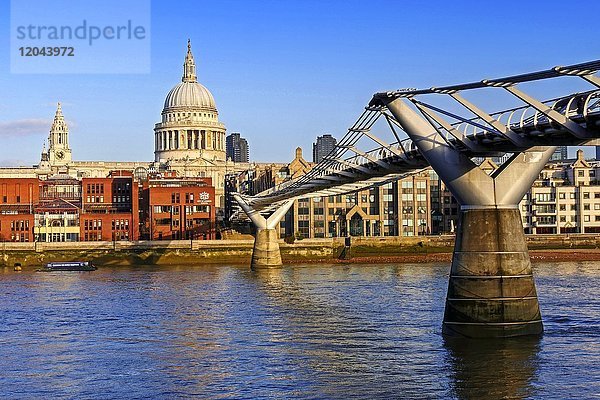 Millennium Bridge  Themse und St. Pauls Cathedral  London  England  Vereinigtes Königreich  Europa
