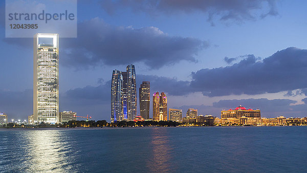 Etihad Towers und Emirates Palace Hotel vom Wellenbrecher aus gesehen  Abu Dhabi  Vereinigte Arabische Emirate  Naher Osten