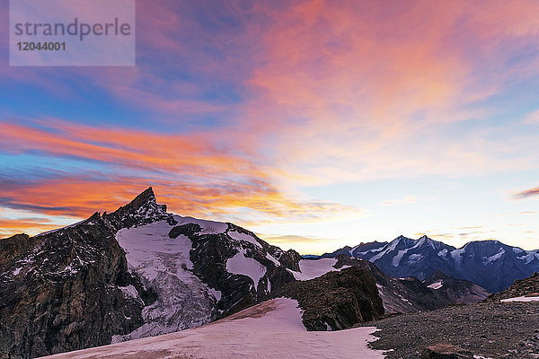 Sonnenaufgang Blick auf das Zinalrothorn  4421m  vom Ober Gabelhorn  4063m  Zermatt  Wallis  Schweizer Alpen  Schweiz  Europa