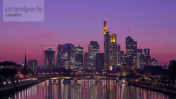 Main und Skyline von Frankfurt am Main  Hessen  Deutschland  Europa