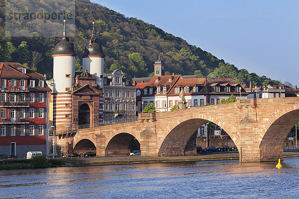 Karl-Theodor-Brücke (Alte Brücke) und Tor  Heidelberg  Baden-Württemberg  Deutschland  Europa