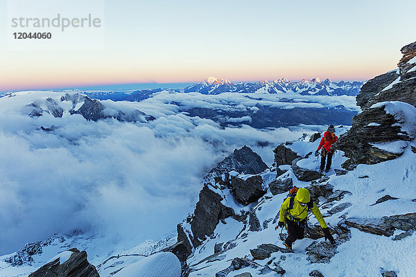 Sonnenaufgang Blick auf den Mont Blanc in Frankreich von Grand Combin  Wallis  Schweizer Alpen  Schweiz  Europa