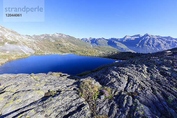 Bergsee bei Sonnenaufgang  Chiavennatal  Splugatal  Splugapass  Provinz Sondrio  Valtellina  Lombardei  Italien  Europa