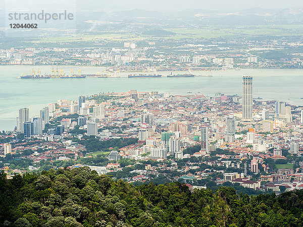 Innenstadt von George Town  mit dem Festland von Malaysia im Hintergrund  Penang Hill  Penang  Malaysia  Südostasien  Asien