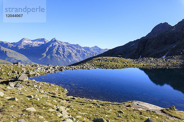 Bergsee bei Sonnenaufgang  Chiavennatal  Splugatal  Splugapass  Provinz Sondrio  Valtellina  Lombardei  Italien  Europa