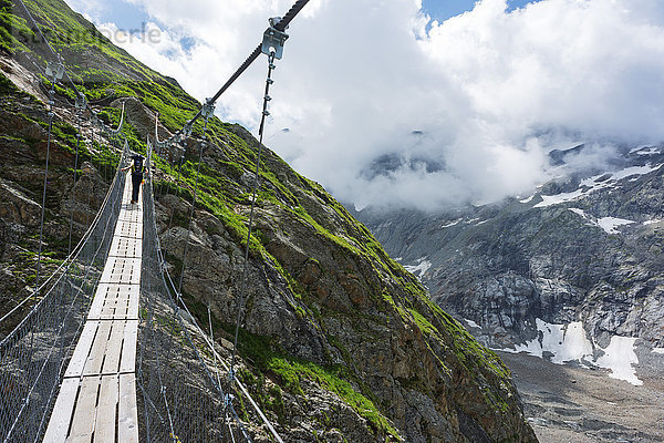 Wanderer auf einer Hängebrücke  Chamonix  Rhone-Alpen  Haute Savoie  Frankreich  Europa