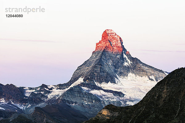 Das Matterhorn  4478m  bei Sonnenaufgang  Zermatt  Wallis  Schweizer Alpen  Schweiz  Europa
